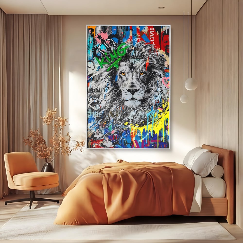 Tablou canvas cu tablou canvas cu leu stil graffiti, in rama de aluminiu argintiu, pe perete intr-un dormitor
